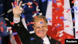 Democratic Alabama U.S. Senate candidate Doug Jones acknowledges supporters at the election night party in Birmingham, Alabama, Dec. 12, 2017. Jones defeated Roy Moore in Tuesday's election.