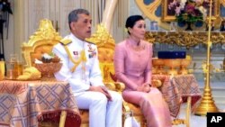 1일 결혼한 마하 와치랄롱꼰 태국 국왕과 수티다 와찌랄롱꼰 나 아유타야 왕비이 나라히 앉아 있다. 