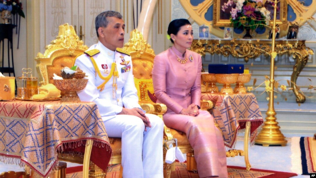 Raja Thailand Maha Vajiralongkorn Bodindradebayavarangkun (kiri) bersama Ratu Suthida Vajiralongkorn Na Ayudhya di Aula Ampornsan, Bangkok, Thailand, Rabu, 1 Mei 2019. (Foto: dok).