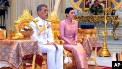 Raja Thailand Maha Vajiralongkorn Bodindradebayavarangkun (kiri) bersama Ratu Suthida Vajiralongkorn Na Ayudhya di Aula Ampornsan, Bangkok, Thailand, Rabu, 1 Mei 2019. (Foto: dok).