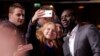 L'acteur Omar Sy (à dr.) pose pour des selfies avec des fans avant la première du film 'Inferno' à Berlin, lundi 10 octobre 2016. 