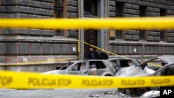 Equipas de resgate removem os escombros à procura de vítimas do terramoto em Bhaktapur perto de Katmandu, Nepal, Abril 26, 2015.