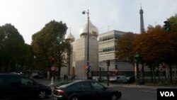 The new $187 million Russian Orthodox Spiritual and Cultural Center in Paris, Oct. 18, 2016. It will be inaugurated Wednesday. (L.Bryant/VOA) 