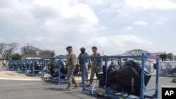 Equipos de seguridad y contra desastres naturales son entregados por EEUU a las Fuerzas Armadas de Ecuador en una ceremonia en Guayaquil, el 25 de enero de 2025. Una comisión estadounidense visita el país desde inicios de semana. 