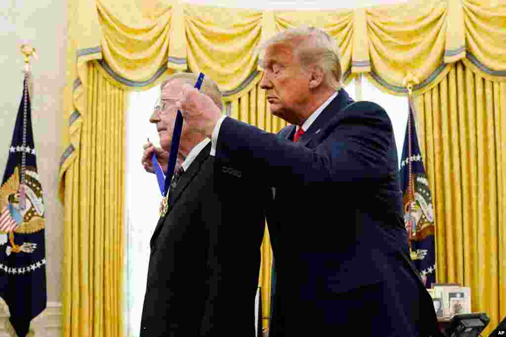 پرزیدنت ترامپ مدال آزادی که عالی‌ترین نشان افتخار برای غیرنظامیان است را به لو هولتز، مربی سابق فوتبال اهدا کرد