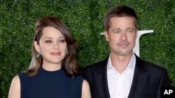 Brad Pitt acompañado de Marion Cotillard, la co-protagonista de su más reciente película "Allied", llegan al estreno de la cinta en Los Angeles. Noviembre 10, de 2016.