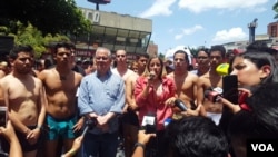 Decenas de jóvenes venezolaos participaron de la marcha el sábado, en calzoncillos en alusión al video divulgado del diputado opositor, Juan Requesens. [Foto: Adriana Núñez, VOA].