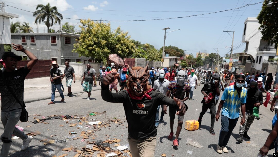 Manifestantes protestan por la inseguridad en Puerto Príncipe, Haití, el lunes 7 de agosto de 2023.