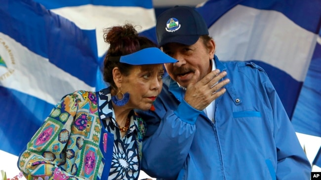 ARCHIVO - El presidente de Nicaragua, Daniel Ortega, y su esposa, la vicepresidenta Rosario Murillo, dirigen un mitin político en Managua, el 23 de agosto de 2023.