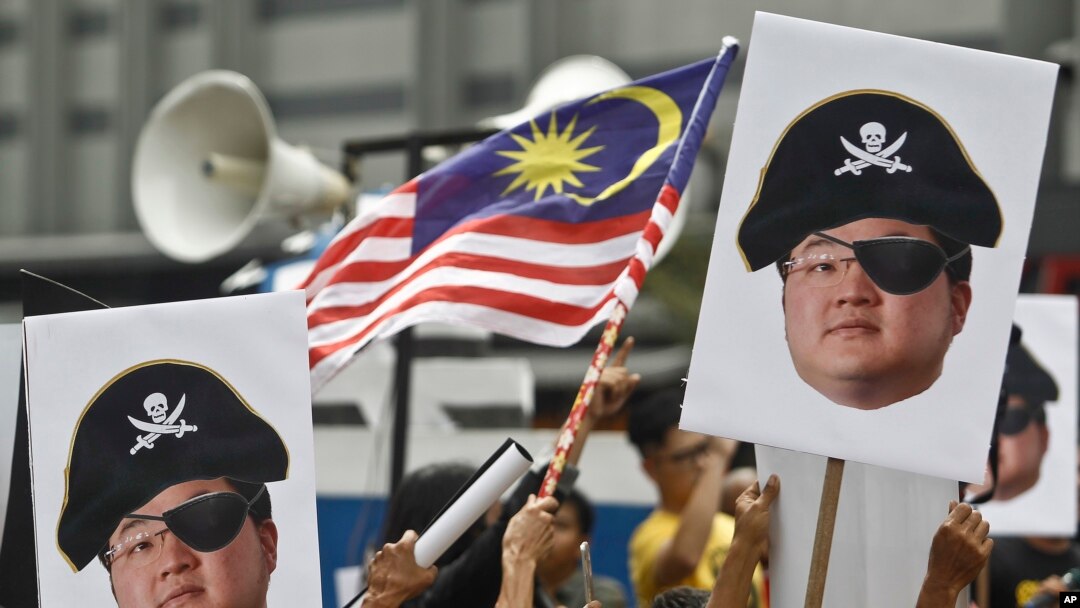 Para pengunjuk rasa membawa foto Jho Low (Low Taek Jho) yang digambarkan sebagai bajak laut dalam aksi protes di Kuala Lumpur, Malaysia, 14 April 2018. (Foto: dok).