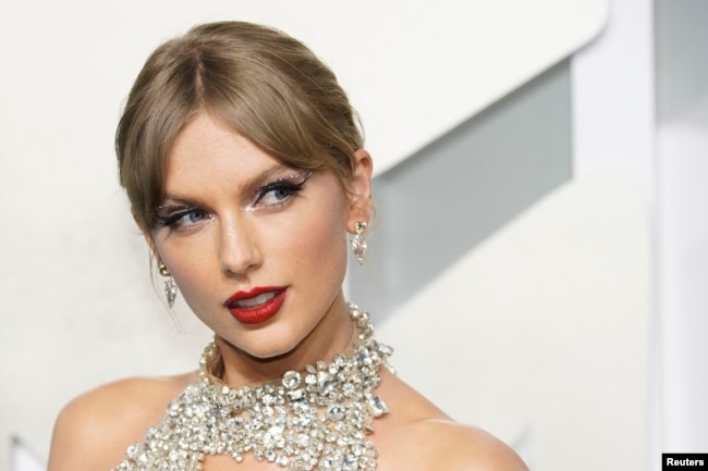 Taylor Swift arrives at the 2022 MTV Video Music Awards at the Prudential Center in Newark, New Jersey, U.S., August 28, 2022. (REUTERS/Eduardo Munoz)