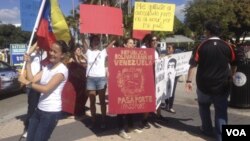 Manifestantes durante una protesta en Miami contra el cierre del consulado venezolano.