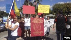 Los manifestantes sostienen que el cierre del consulado viola sus derechos.