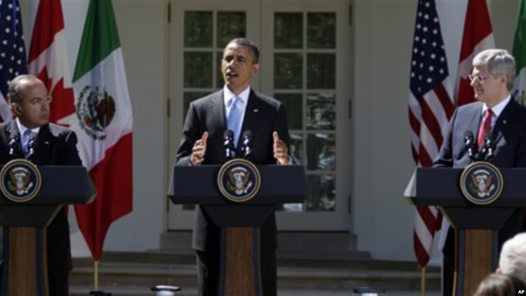 Presiden Obama (tengah) melakukan konferensi pers bersama PM Kanada Stephen Harper (kanan) dan Presiden Meksiko Felipe Calderon di Gedung Putih (2/4).