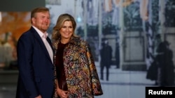 FILE Dutch King Willem-Alexander and Queen Maxima pose during an official photo session in Amsterdam, Netherlands November 4, 2022. REUTERS/Piroschka van de Wouw/File Photo
