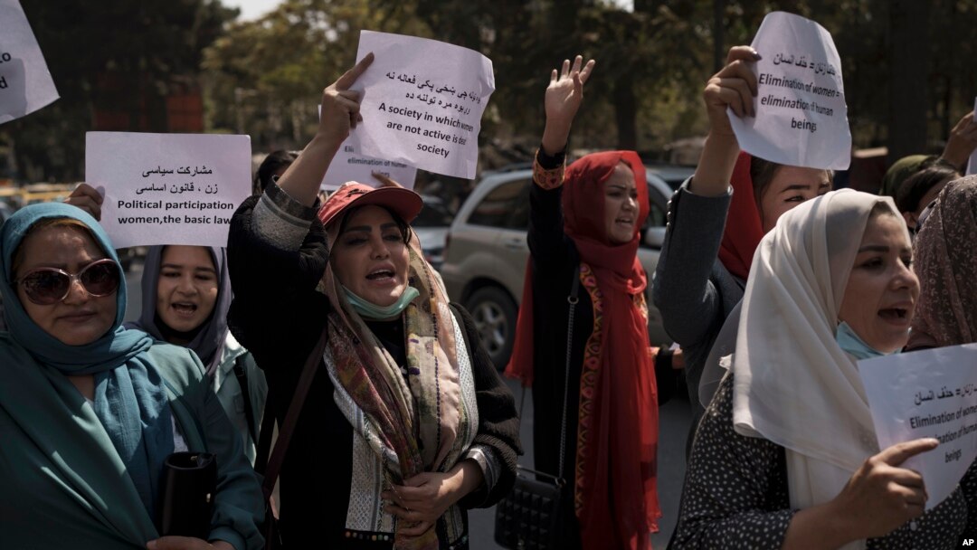 کابل میں خواتین کی ورارت کے دفتر کے سامنے خواتین اپنے حقوق کے لیے مظاہرہ کر رہی ہیں۔ 19 ستمبر 2021