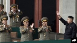 Kim Jong Un, pemimpin Korea Utara melambaikan tangannya di hadapan para anggota militer di stadion Pyongyang, Korea Utara (Foto: dok). Sebuah kelompok HAM membeberkan potensi dinas-dinas keamanan Korut sebagai penghalang utama reformasi negara itu.