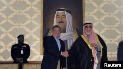 Bộ trưởng Quốc phòng Mỹ Leon Panetta được chào đón bởi Bộ trưởng Quốc phòng Kuwait Sheik Ahmad Al-Khaled Al Sabah tại Kuwait City, ngày 11/12/2012.