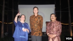 Dubes AS untuk Indonesia Robert O. Blake (tengah) bersama Gubernur Jawa Timur Soekarwo (kanan) dan Konsul Jenderal AS di Surabaya, Heather Variava, pada perayaan HUT ke-150 Konsulat Jenderal AS di Surabaya dan perayaan 240 tahun Kemerdekaan AS, 27 Mei 2016 (Foto: VOA/ Petrus)