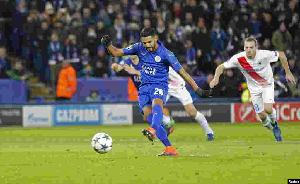 Riyad Mahrez joue pour Leicester contre leClub Brugge, en Angleterre, le 22 novembre 2016.