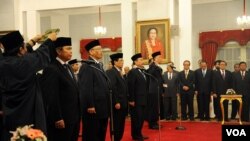 Presiden SBY melantik delapan Duta Besar Luar Biasa dan Berkuasa Penuh Republik Indonesia, diantaranya Budi Bowoleksono sebagai Dubes RI untuk Amerika Serikat, di Istana Negara, Jakarta, 14 Februari 2014 (VOA/Andylala)