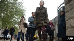Chinese students leave the Sanlitun No 1 Middle School as they take a lunch break during the annual civil service examinations in Beijing on November 25, 2012. 