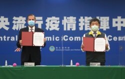 U.S. Health and Human Services Secretary Alex Azar, left, and Taiwanese Minister of Health and Welfare Chen Shih-chung pose during a signing of a memorandum of understanding at the Central Epidemic Command Center in Taipei, Aug. 10, 2020.
