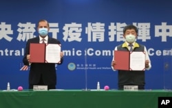 U.S. Health and Human Services Secretary Alex Azar, left, and Taiwanese Minister of Health and Welfare Chen Shih-chung pose during a signing of a memorandum of understanding at the Central Epidemic Command Center in Taipei, Aug. 10, 2020.