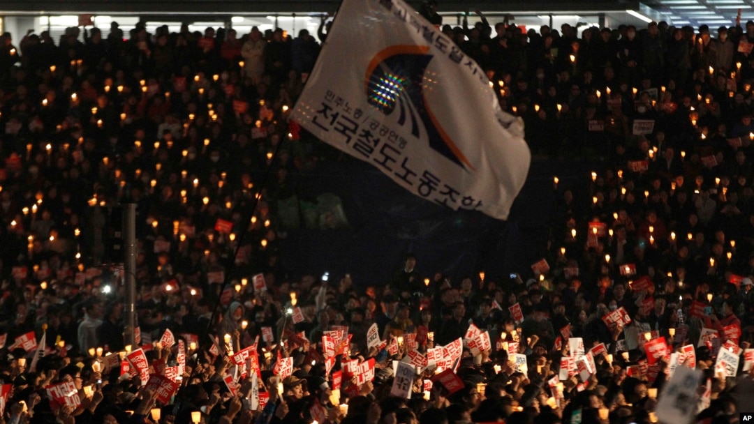 South Korean protesters stage a rally calling for South Korean President Park Geun-hye to step down in downtown Seoul, South Korea, Nov. 5, 2016.