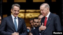 Kryeministri grek Kyriakos Mitsotakis mirëpret në Athinë Presidentin turk Recep Tayyip Erdogan (7 dhjetor 2023)