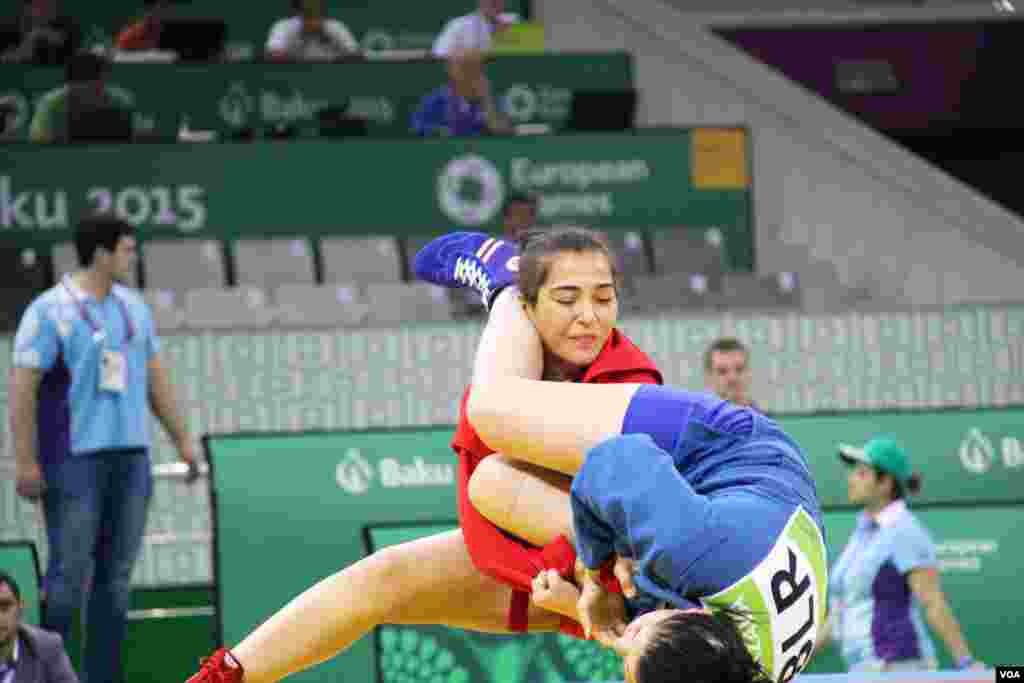 Kişilər və qadınlar arasında keçirilən Sambo idman yarışması