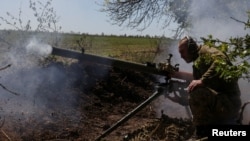 Un miembro del servicio ucraniano dispara un lanzagranadas antitanque en una línea del frente cerca de la ciudad de Bakhmut.