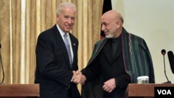 El vicepresidente Joe Biden se reunió en Afganistán con el presidente afgano, Hamid Karzai, con quien se estrecha la mano antes de la conferencia de prensa.