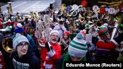 Sejumlah lagu Natal dinyanyikan di Rockefeller Center di wilayah Manhattan, New York, AS, 17 Desember 2017. (Foto: REUTERS/Eduardo Munoz)