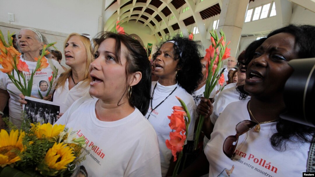 Las Damas de Blanco, un grupo de disidencia cubano reprimido fuertemente por el gobierno, marchan semanalmente en La Habana para pedir la liberación de los presos políticos y exigir libertades para el pueblo cubano.