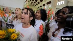 Las Damas de Blanco, un grupo de disidencia cubano reprimido fuertemente por el gobierno, marchan semanalmente en La Habana para pedir la liberación de los presos políticos y exigir libertades para el pueblo cubano.