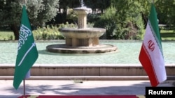 پرچم‌های جمهوری اسلامی و عربستان سعودی در آستانه دیدار وزیران خارجه دو کشور در تهران در خرداد ماه ۱۴۰۲