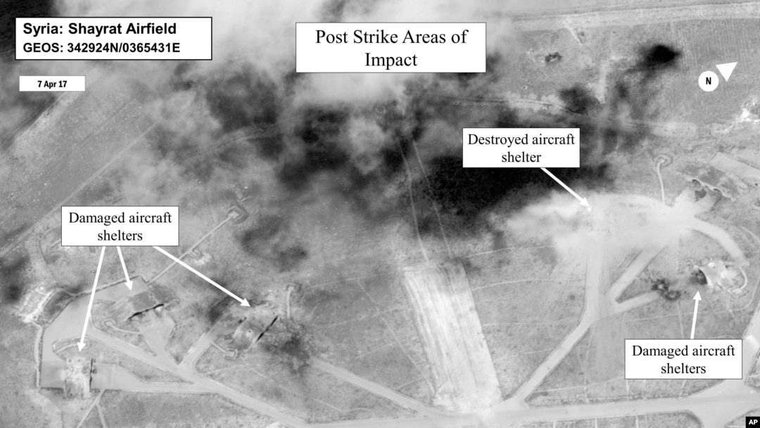 Gambar dari satelit yang dikeluarkan Departemen Pertahanan AS yang menunjukan kerusakan pangkalan udara Shayrat, Suriah, usai serangkaian serangan yang dilancarkan Amerika Serikat April 7, 2017.