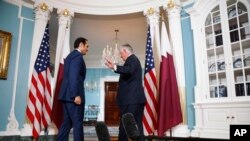 Menlu Rex Tillerson mengibaskan tangannya sebagai isyarat untuk menampik pertanyaan yang diajukan media setelah bersalaman dengan Menlu Qatar Sheikh Mohammed bin Abdulrahman Al Thani, 27 Juni 2017 di Deplu di Washington (foto: AP Photo/Jacquelyn Martin)