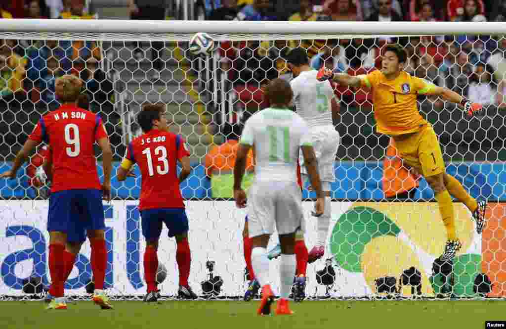الجیریا کے ہالیچی ہیڈر مار کے جنوبی کوریا کے خلاف گول کرتے ہوئے