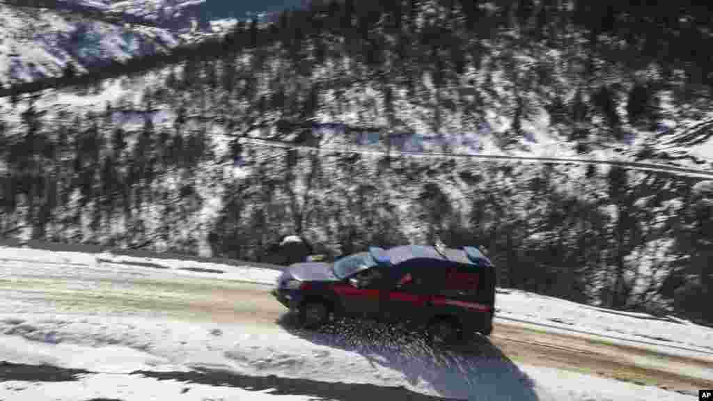 پہاڑی راستوں پر جہاں تک ممکن ہو سکتا ہے طبی عملے کو ٹرانسپورٹیشن فراہم کی گئی ہے۔