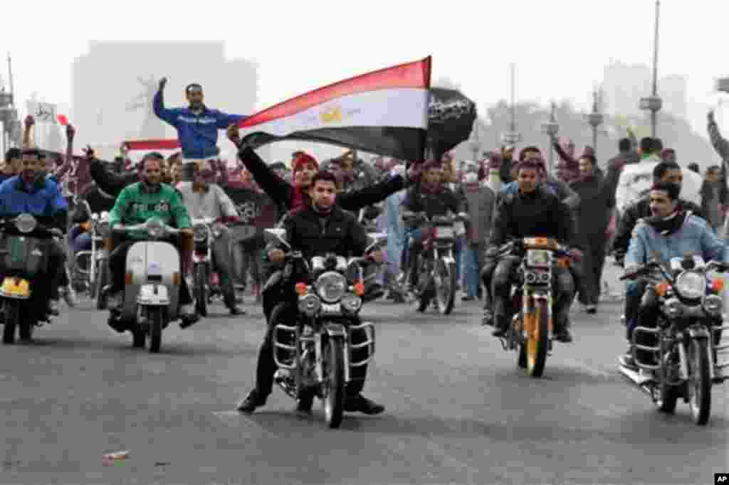 示威者挥舞着红、白、黑相间的埃及国旗