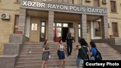 Bakıda qadın haqları fəalları polis idarəsinin binası qarşısında aksiya keçirib 