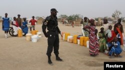 Un policier camerounais patrouille dans le camp de réfugiés nigérians de Minawao, Cameroun, le 15 mars 2016.