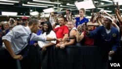 Durante la semana de su cumpleaños 49, el presidente visitó la fábrica de Ford en Chicago, donde fue recibido efusivamente por los trabajadores.