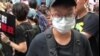 香港学生：警察对抗争者往死里打