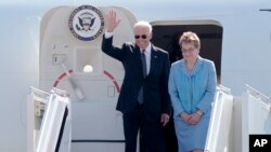 Vice president Joe Biden ari kumwa n'umutambukanyi wiwe Jill Biden, bashitse ku kibanza c'indege co ku murwa mukuru Kiev, bagiye mu birori vyo kurahira vya president mushasha w'igihugu ca Ukraine, Petro Poroshenko
