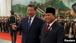 Presiden China Xi Jinping dan Presiden Prabowo Subianto mengadiri upacara penyambutan di Great Hall of the People di Beijing, China, pada 9 November 2024. (Foto: Reuters/Florence Lo)