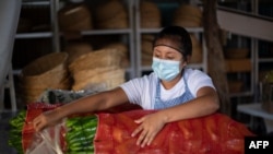 Paola Machado, de 18 años, miembro de la asociación de producción agrícola Canasta Campesina, empaca pimientos dulces orgánicos en Comasagua, La Libertad, El Salvador, el 7 de octubre de 2020.