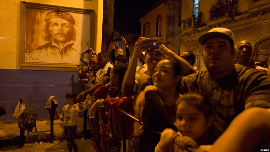 Warga menyaksikan parade perayaan ulang tahun pahlawan kemerdekaan Jose Marti di Havana, Kuba (27/1).
